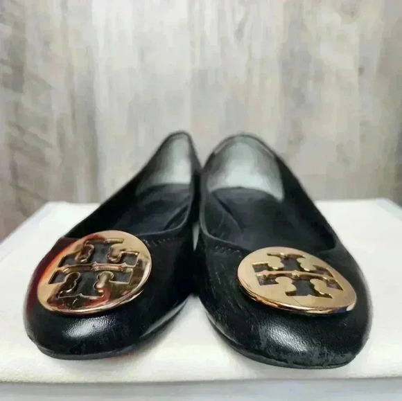Tory Burch Round Toe Black Leather Ballet Flats Gold Emblem size 7 women's - Picture 4 of 13